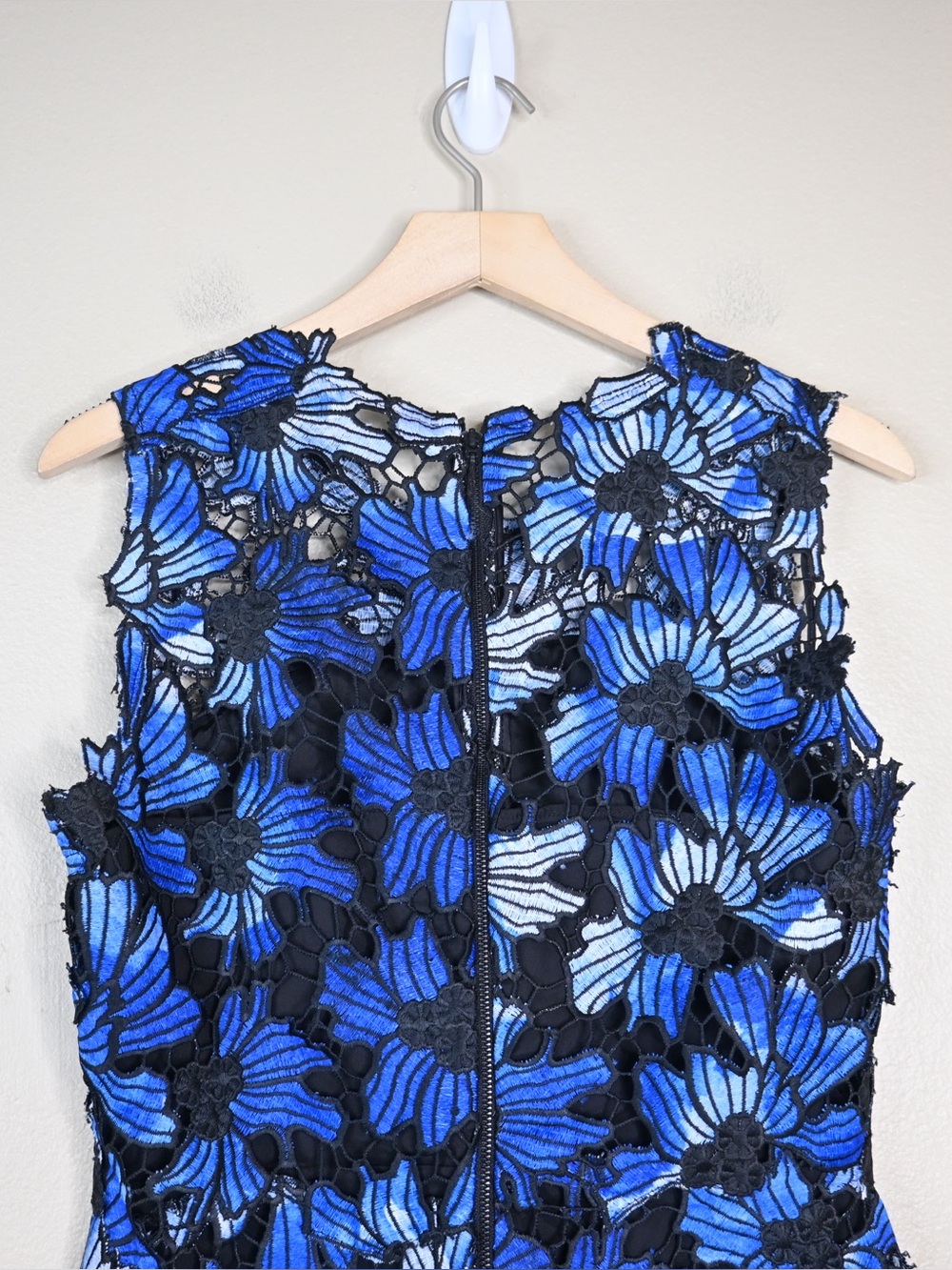 Elie Tahari Women's 4 Blue Black Floral Guipure Lace Sleeveless Dress - Picture 5 of 11